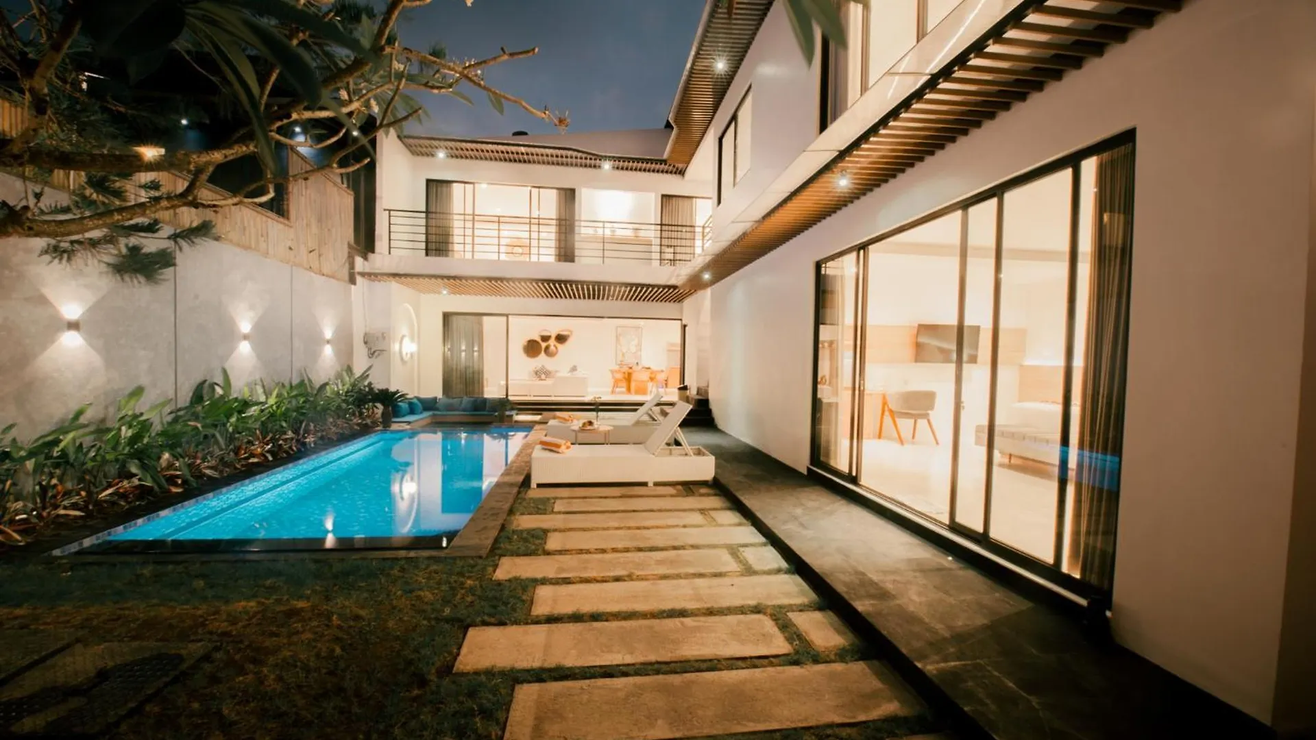 Seminyak Vila 4Bedroom Near Beach Lafavela 0*,  Indonésia