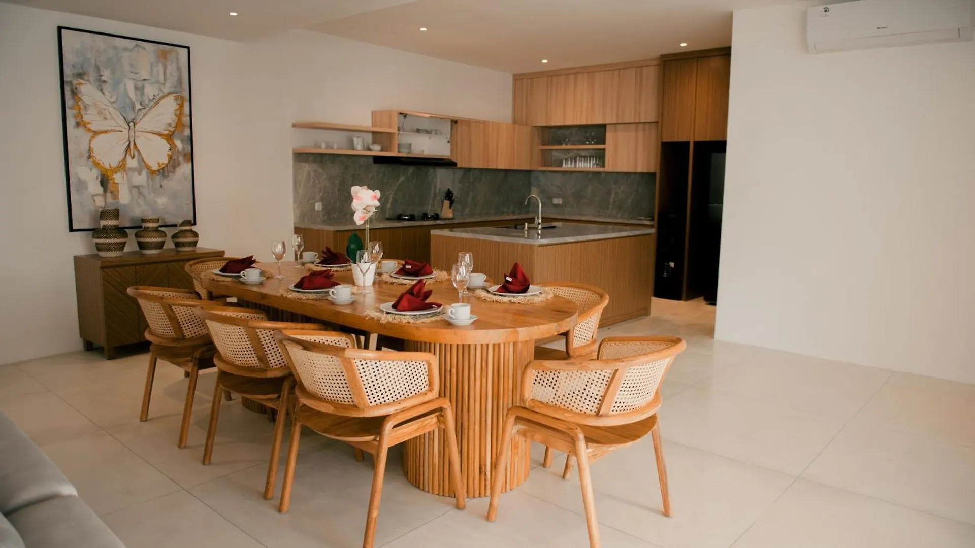 Villa Seminyak Vila 4Bedroom Near Beach Lafavela