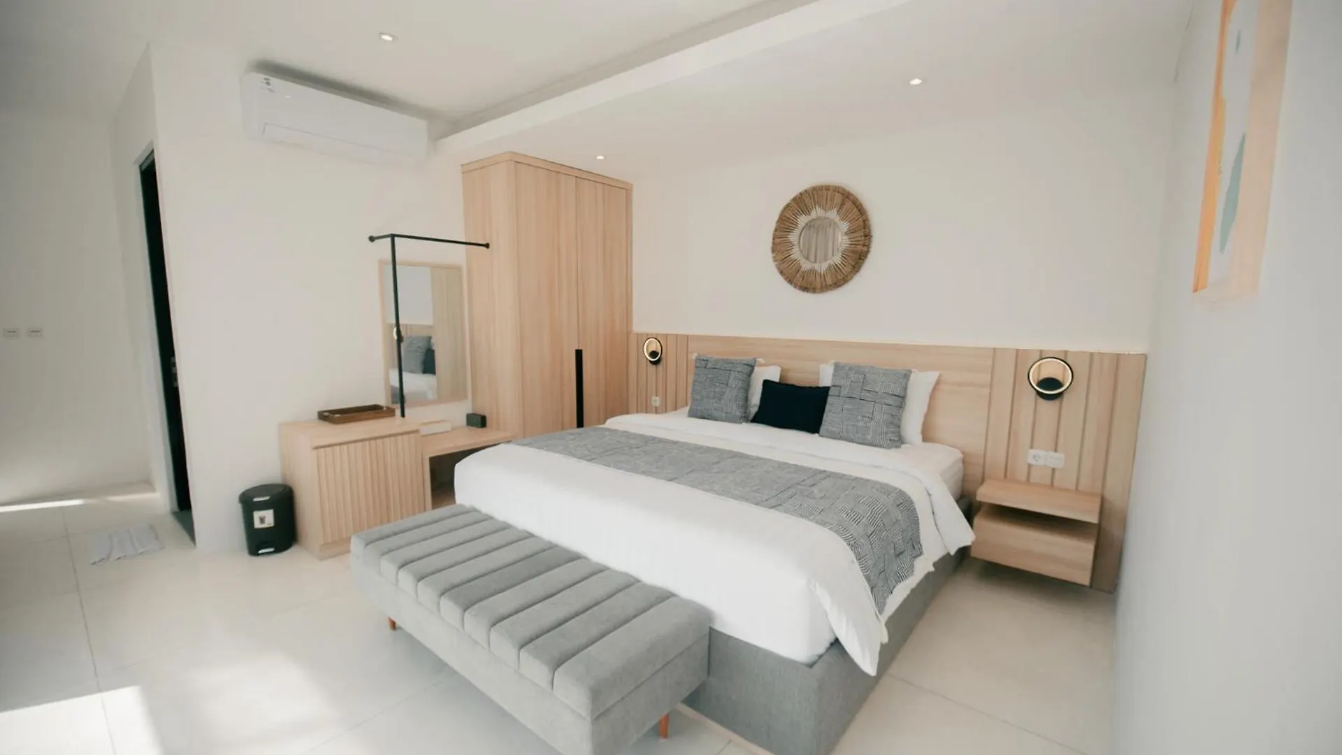 Villa Seminyak Vila 4Bedroom Near Beach Lafavela