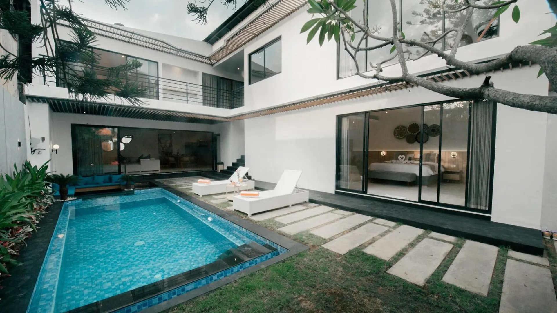 Villa Seminyak Vila 4Bedroom Near Beach Lafavela